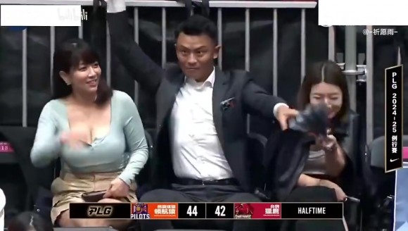 你小子艳福不浅啊!看场比赛还带两位女伴,人家都害羞了🙈