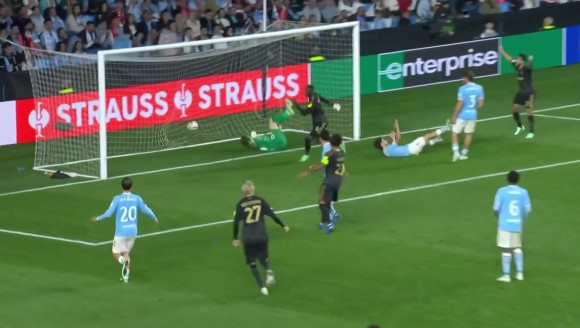尤文2-1逆转!穆阿尼补时头球破门绝杀,坎比亚索左路传中助攻